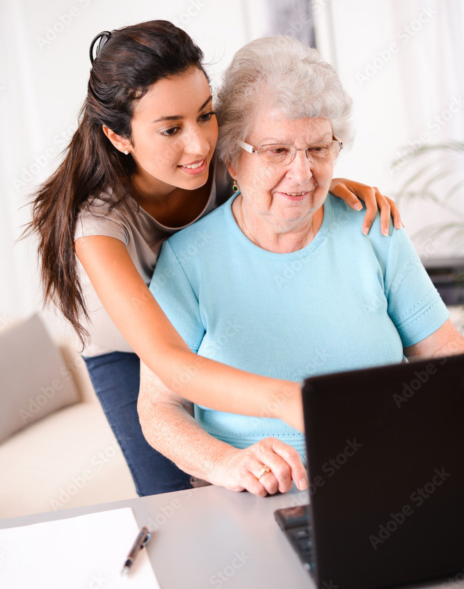 Femme triant une pile de documents administratifs